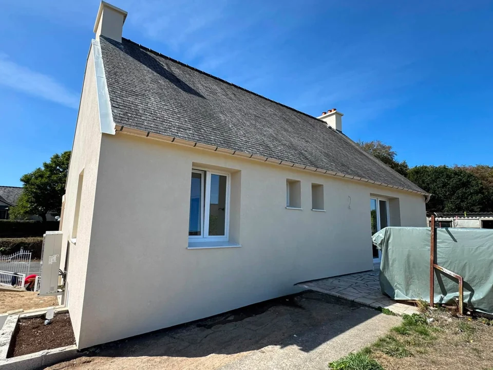 Une vue sur le pignon, les fenêtres et les raccords sous la toiture.