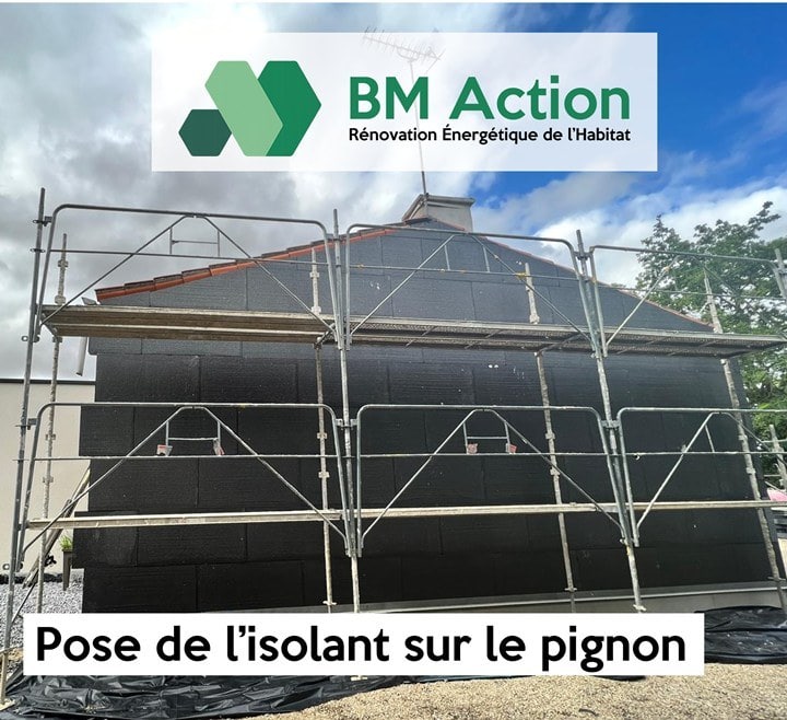 Pose des panneaux isolants sur pignon à Hirson par BM Action
