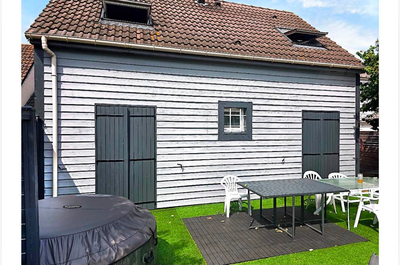Réalisation BM Action : façade en bardage gris avec volets foncés