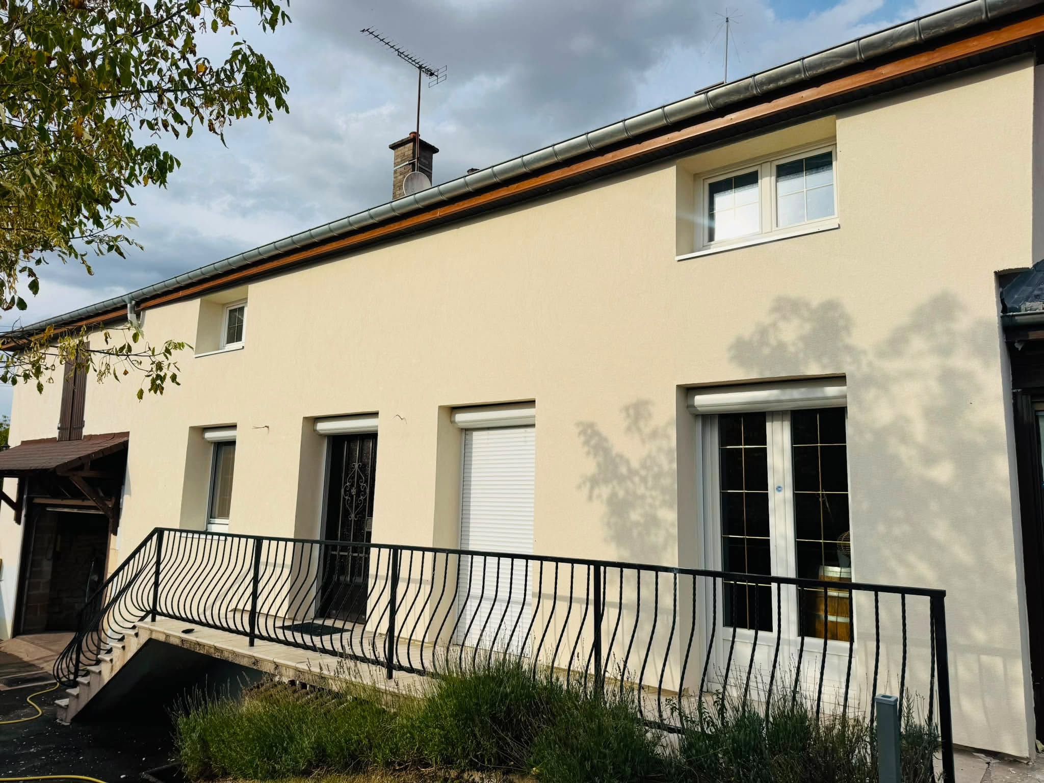 Réalisation BM Action : façade beige et balcon avec garde-corps