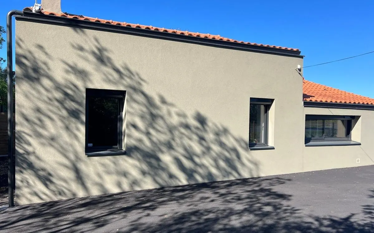 La même façade après travaux : enduit de finition posé, échafaudage retiré
