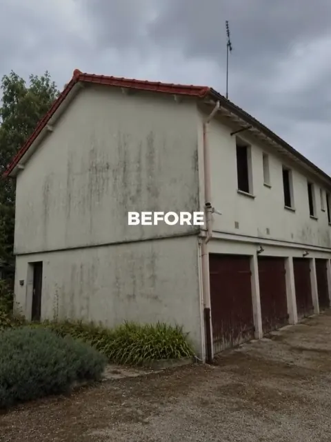 Façade d'une maison avant travaux, enduit encrassé et traces d'humidité