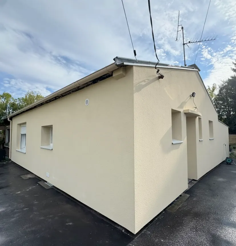 Maison de plain-pied à l'enduit sable après travaux d'isolation thermique par l'extérieur