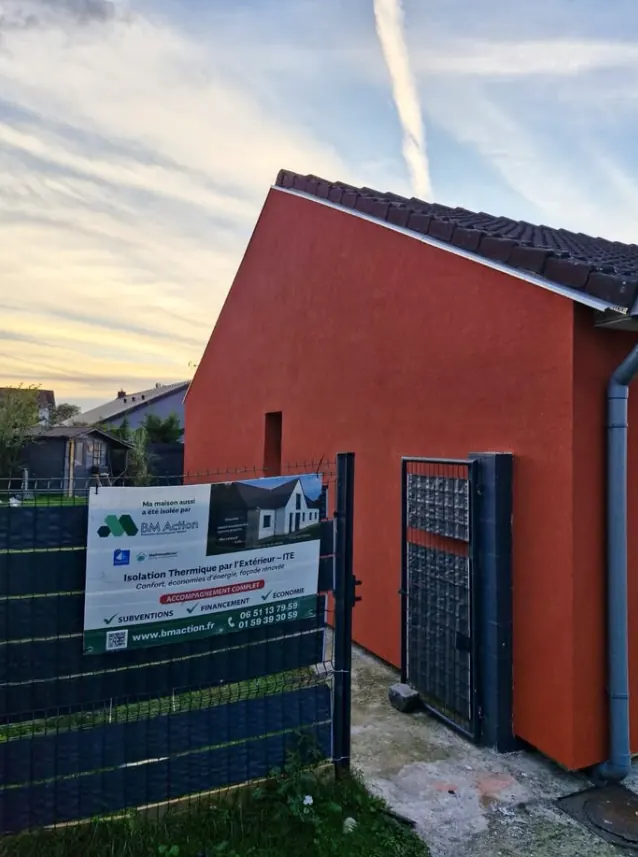 Pignon terracotta terminé, avec le panneau de chantier BM Action devant la propriété